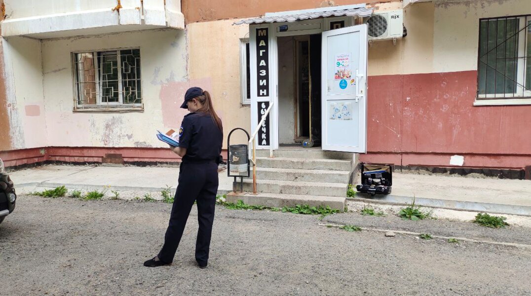 Ночью вор взломал окно и украл из продуктового магазина в Мотовилихе сигареты