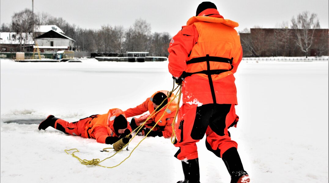 Пермские спасатели вывели на берег с тонкого льда двух рыбаков