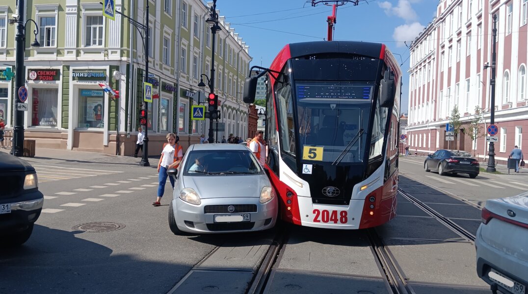 В Перми напротив мэрии иномарка столкнулась с трамваем