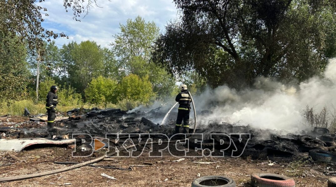 "Столб черного дыма": В Перми тушили пожар из брошенных автомобильных покрышек