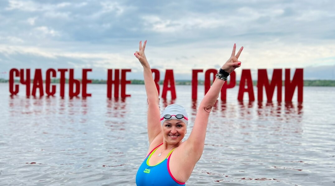 Пермячка несколько лет ждала затопления набережной, чтобы проплыть у надписи «Счастье не за горами»