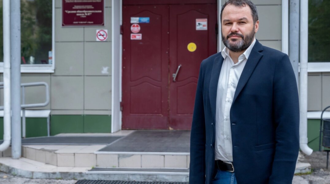 Директора школы №87 Александра Григоренко наградил министр просвещения РФ