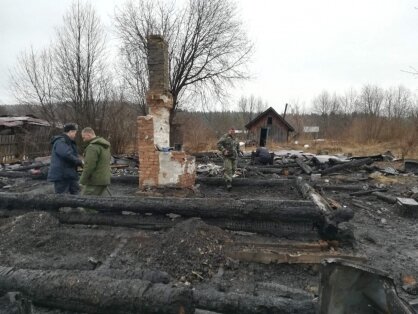 В Кургане 90-летний пенсионер после пожара живет в собачьем вольере