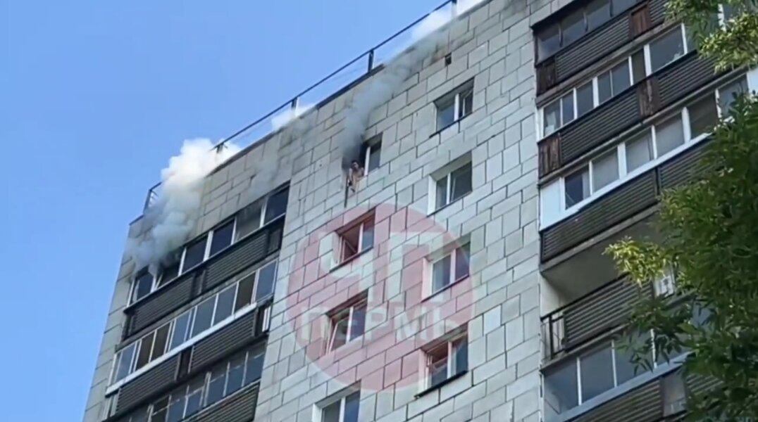В Перми на пожаре мальчик спас сестру, передав ее через окно соседям этажом ниже. Фото