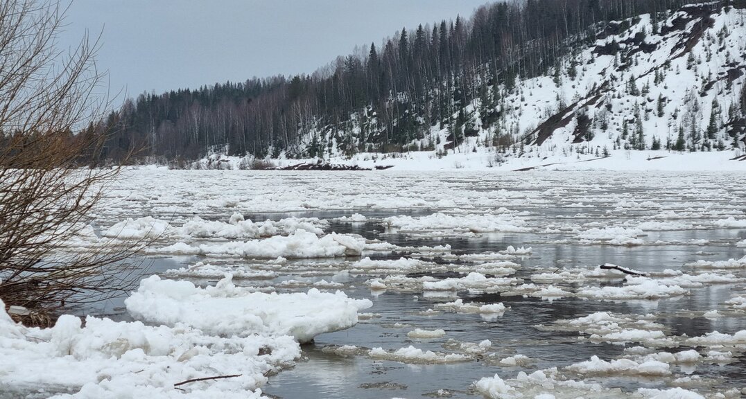 На четвертой по величине реке Прикамья начался мощный ледоход