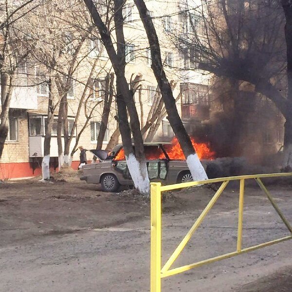 В Кировском районе Перми рядом с жилым домом загорелся автомобиль