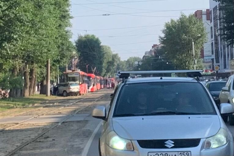На улице Куйбышева в Перми иномарка врезалась в трамвай