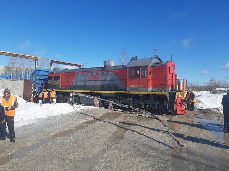 На переезде в Пермском крае с рельсов сошел тепловоз