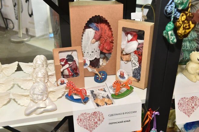 На выставку достижений «Россия» Пермский край привез изделия с обвинской росписью и артельные куклы