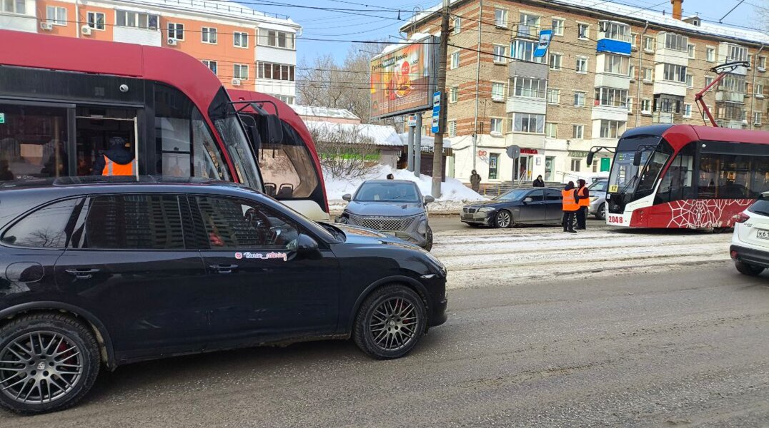 В Перми на улице Мира внедорожник перегородил путь трамваям в оба направления