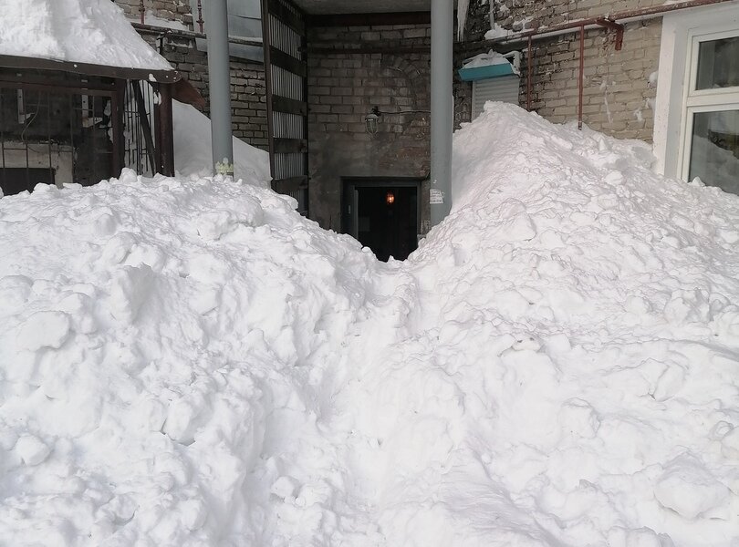 Коммунальщики завалили снегом подъезд в Березниках