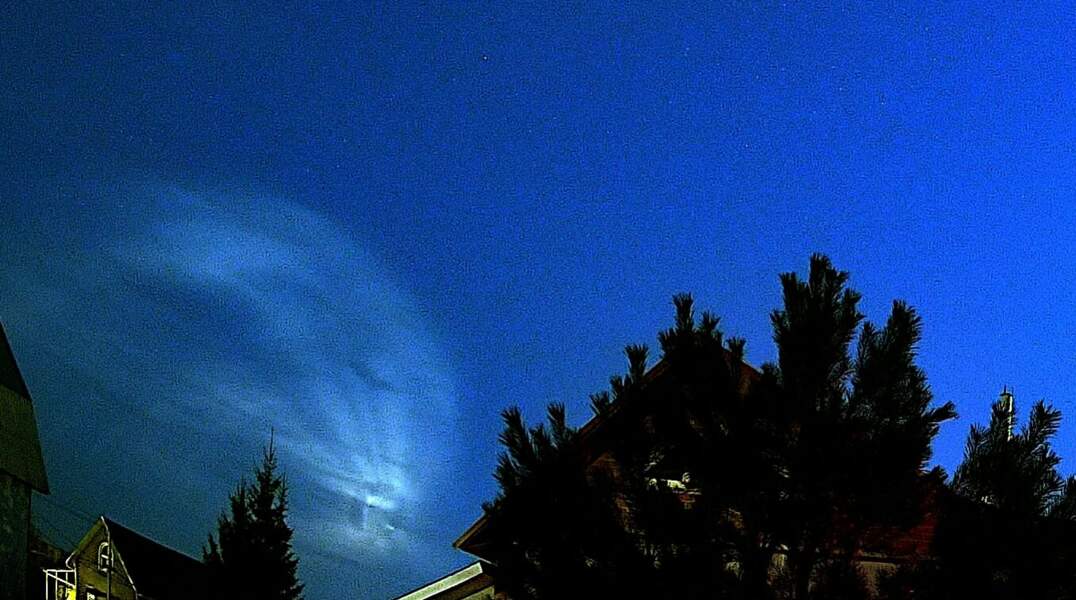 ​Пермяки заметили в небе падение ступени ракеты с военными спутниками