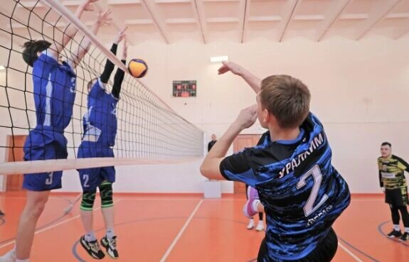 Сотрудники филиала «ПМУ» «Уралхима» сыграли в волейбол с будущими коллегами