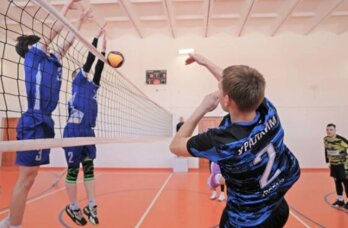 Сотрудники филиала «ПМУ» «Уралхима» сыграли в волейбол с будущими коллегами