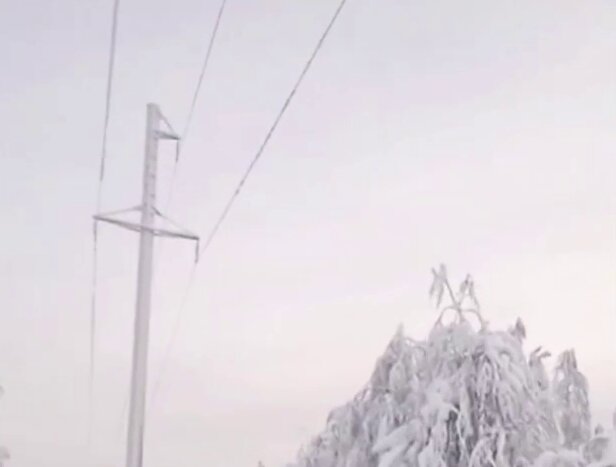 В Пермском крае энергетики освобождают от гололёда провода