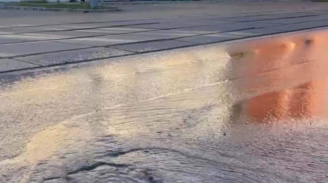 В Перми из-за коммунальной аварии затопило улицу Борчанинова