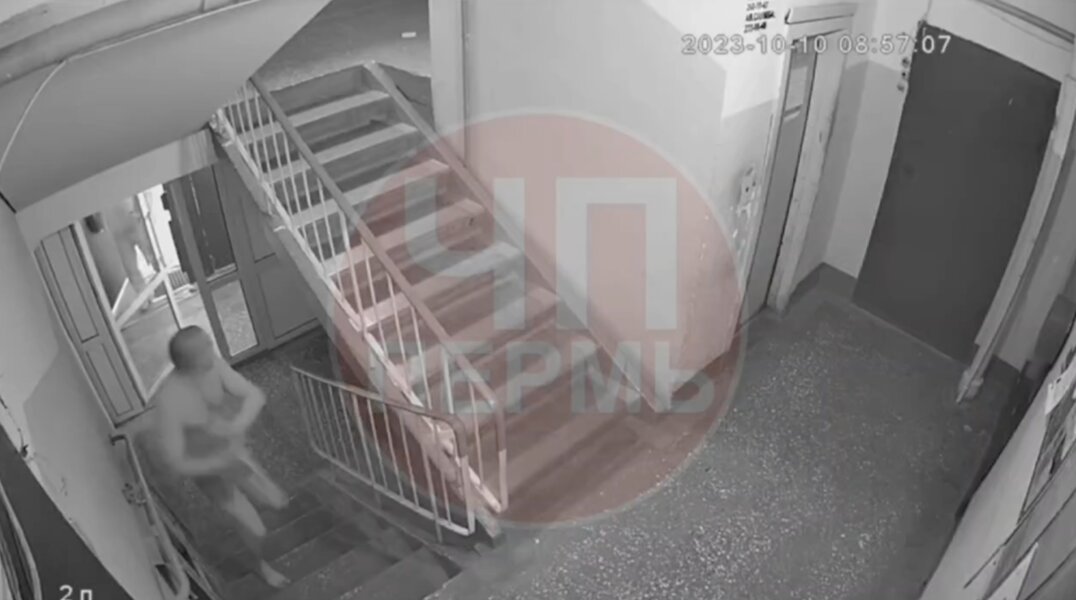 Пермяков в подъезде напугал голый мужчина с ножом