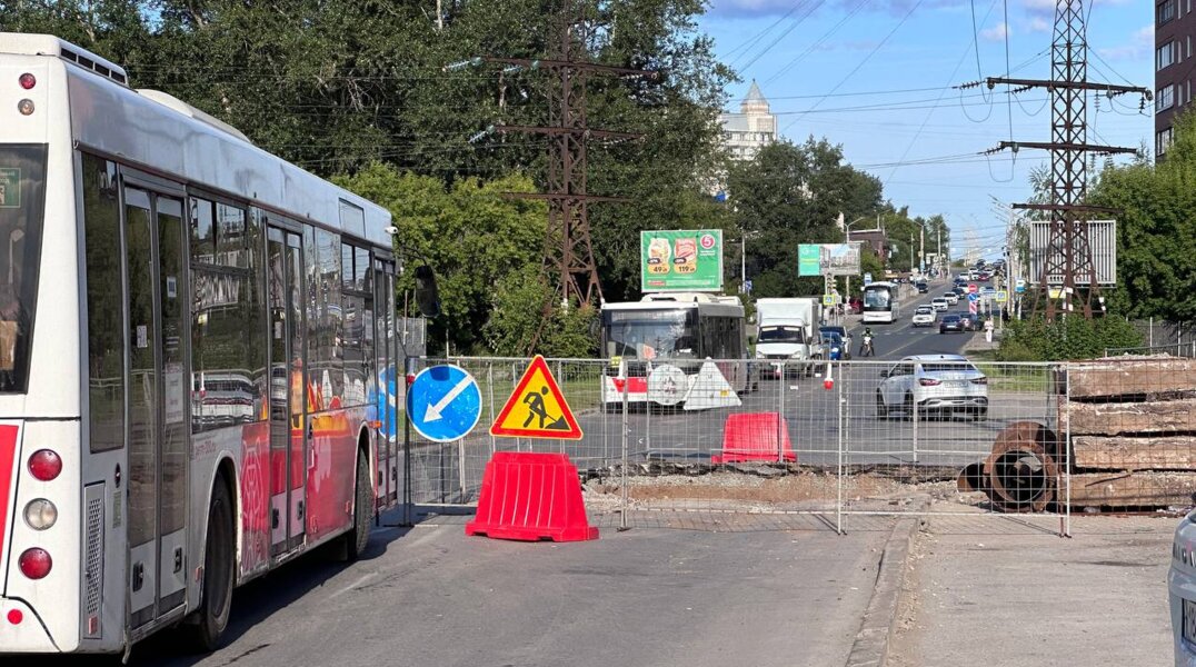 На улице Стахановской в Перми продлили перекрытие проезжей части