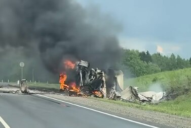 На трассе Чусовой-Полазна из-за водителя легкового автомобиля столкнулись два большегруза