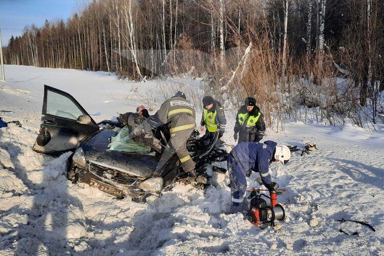 В аварии с фурой на трассе Пермь-Екатеринбург погиб человек