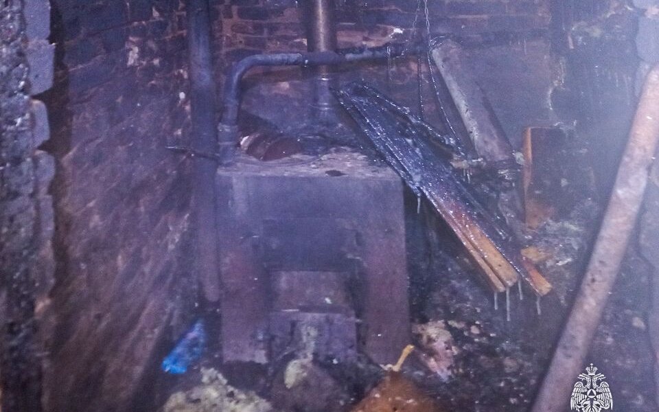 В Рождественскую ночь спасатели МЧС спасли на пожаре в Прикамье двух человек