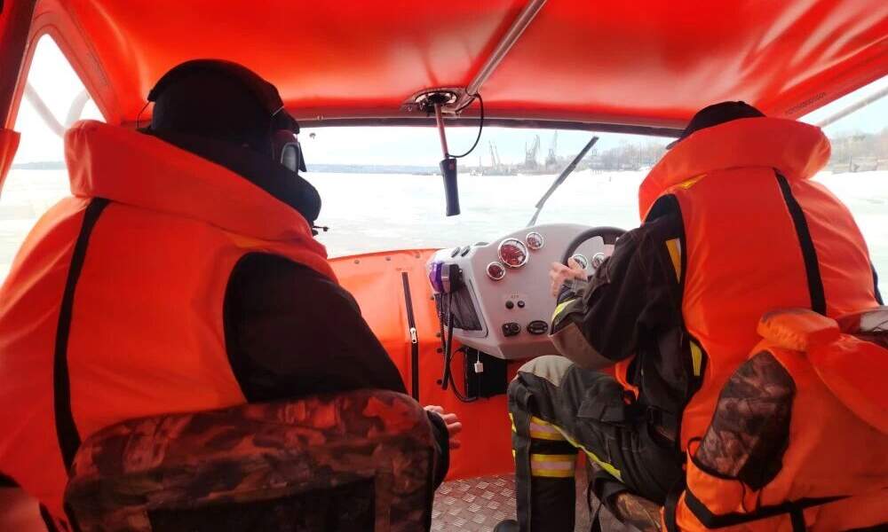 «Две минуты у них есть»: как мы с минтербезом Прикамья искали рыбаков и подростков на льдинах 