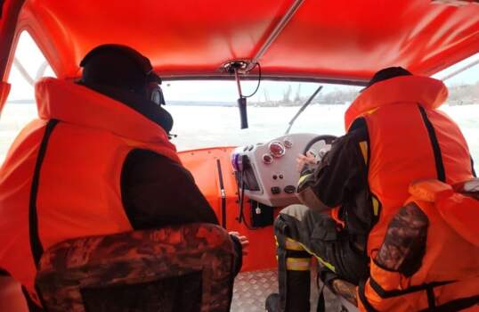 «Две минуты у них есть»: как мы с минтербезом Прикамья искали рыбаков и подростков на льдинах 