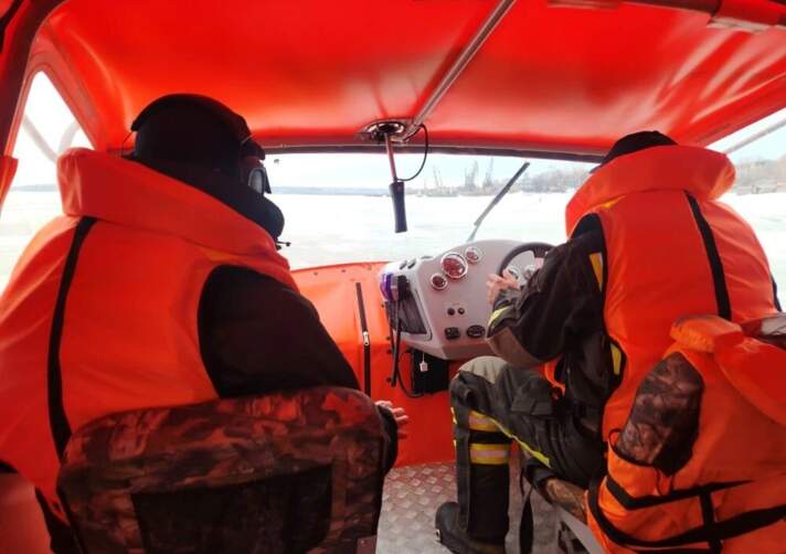 «Две минуты у них есть»: как мы с минтербезом Прикамья искали рыбаков и подростков на льдинах 