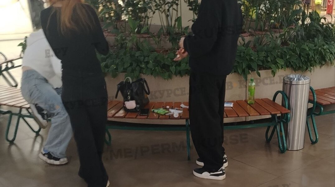 В Перми подростки делали друг другу пирсинг прямо на лавочках в ТЦ