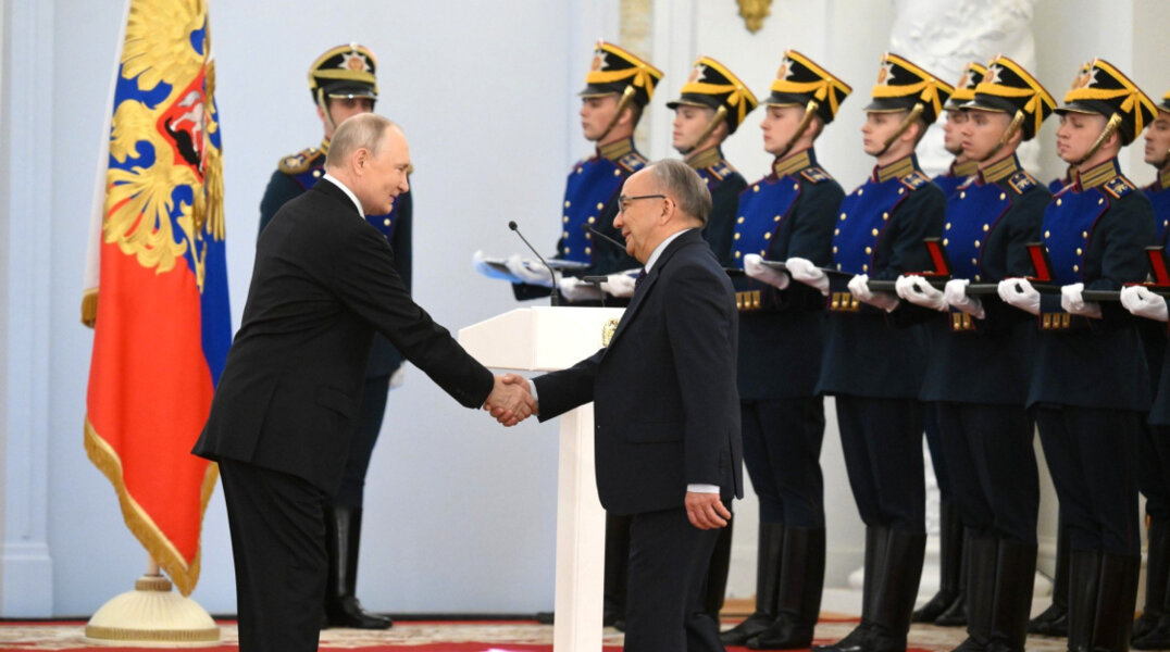 Владимир Путин вручил медаль Героя Труда РФ руководителю пермского завода