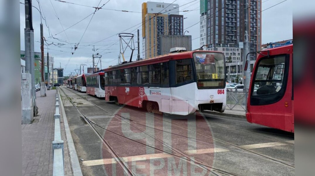 В центре Перми на час парализовало движение трамваев из-за падения пассажира