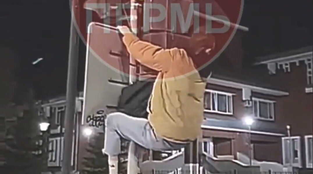 В Перми неизвестный залез на светофор и пошло извивался на фоне церкви