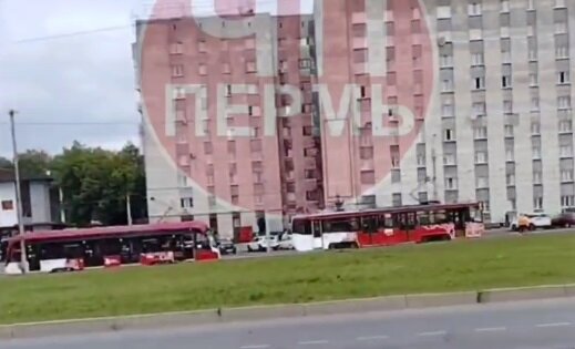 В центре Перми возник затор из трамваев