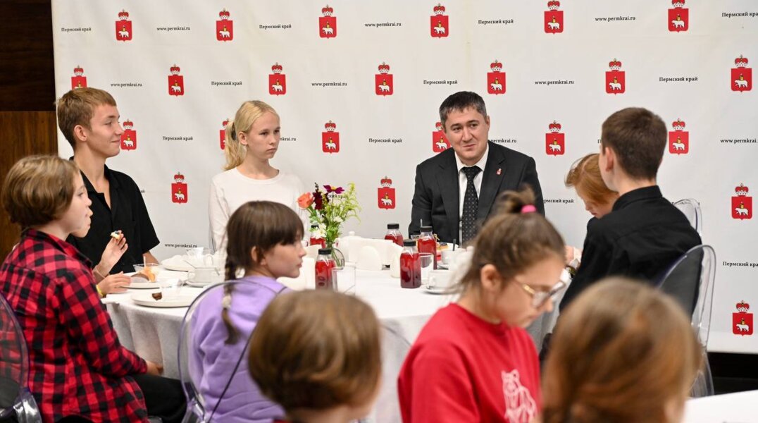 Дмитрий Махонин встретился с детьми из Северодонецка, отдыхающими в лагере Прикамья