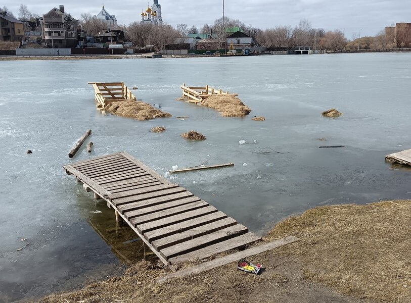 В пермском Мотовилихинском пруду гниют остатки деревянных крещенских купелей