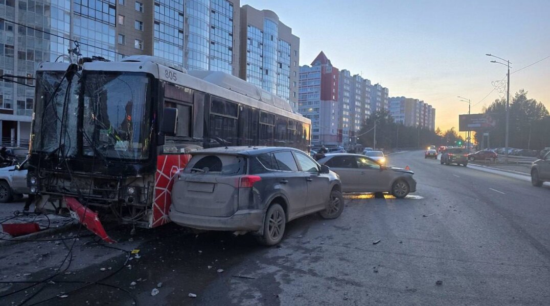В Перми автобус №6 попал в аварию на улице Докучаева