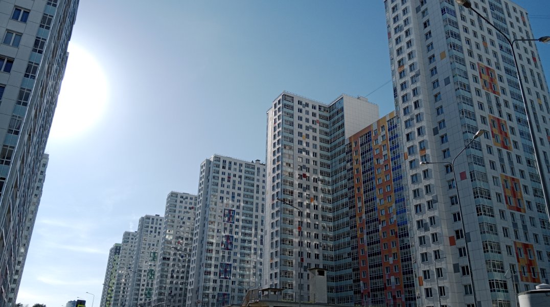 «Холодно, а дом трескается». Жители одного из домов в ЖК «Арсенал» жалуются на условия проживания