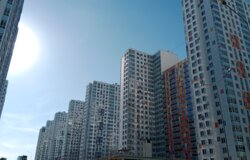 «Холодно, а дом трескается». Жители одного из домов в ЖК «Арсенал» жалуются на условия проживания