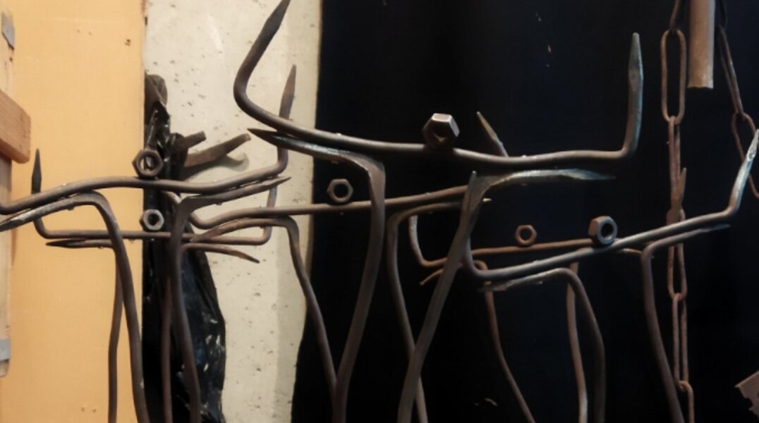 Московская галерея купит у пермского скульптора человечков из скобок от деревянной "П"