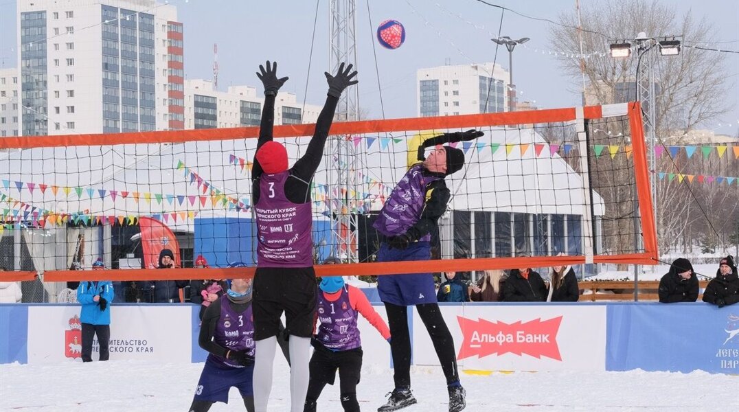 В Перми состоялся турнир по волейболу на снегу