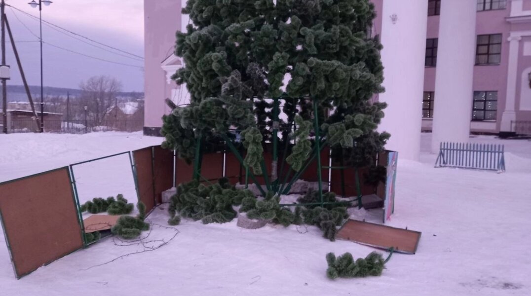 В Пермском крае вандалы разломали городскую новогоднюю елку