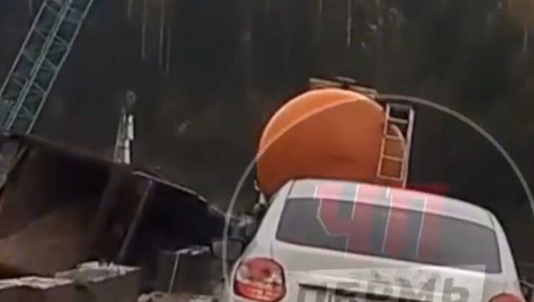 В Прикамье во время ремонтных работ на мосту перевернулся большегруз