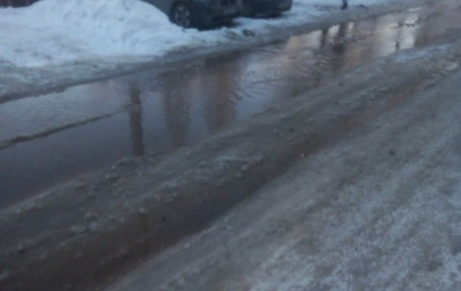 В Перми затопило улицу на Вышке-2