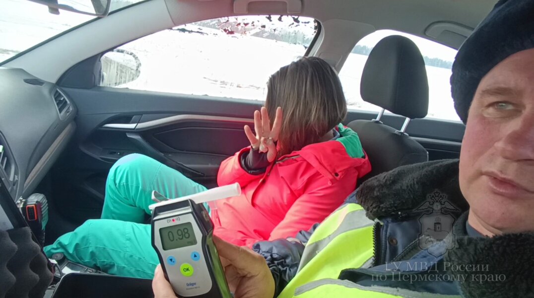 Пьяная пермячка «прокатила» сотрудника ДПС на капоте машины