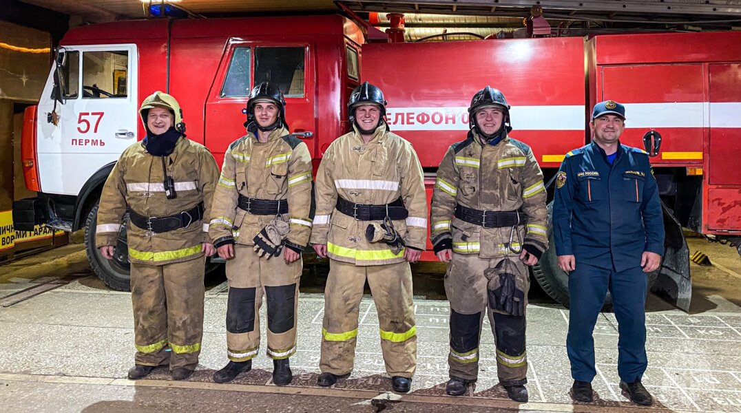 В Перми пожарные вывели мужчину из горящего многоквартирного дома