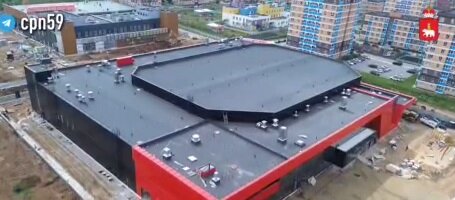 На новой ледовой арене в пермском микрорайоне Ива завершили фасадные работы