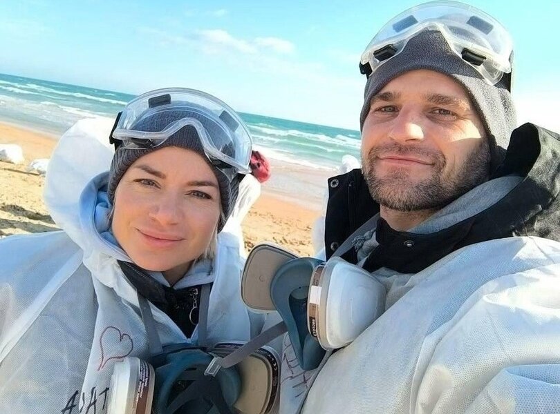 Волонтёр из Пермского края сделал предложение возлюбленной во время уборки от мазута побережья Анапы