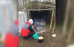 шалаш в лесу