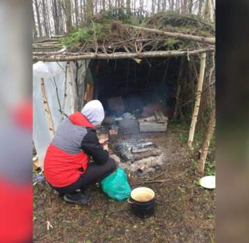 шалаш в лесу