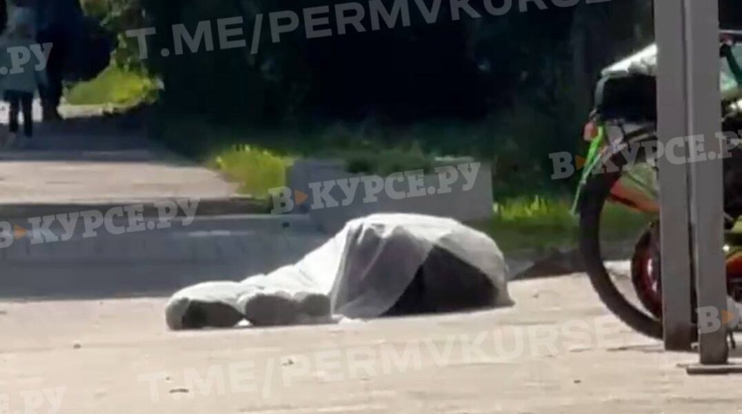 Труп мужчины обнаружили прохожие на оживленной улице Перми